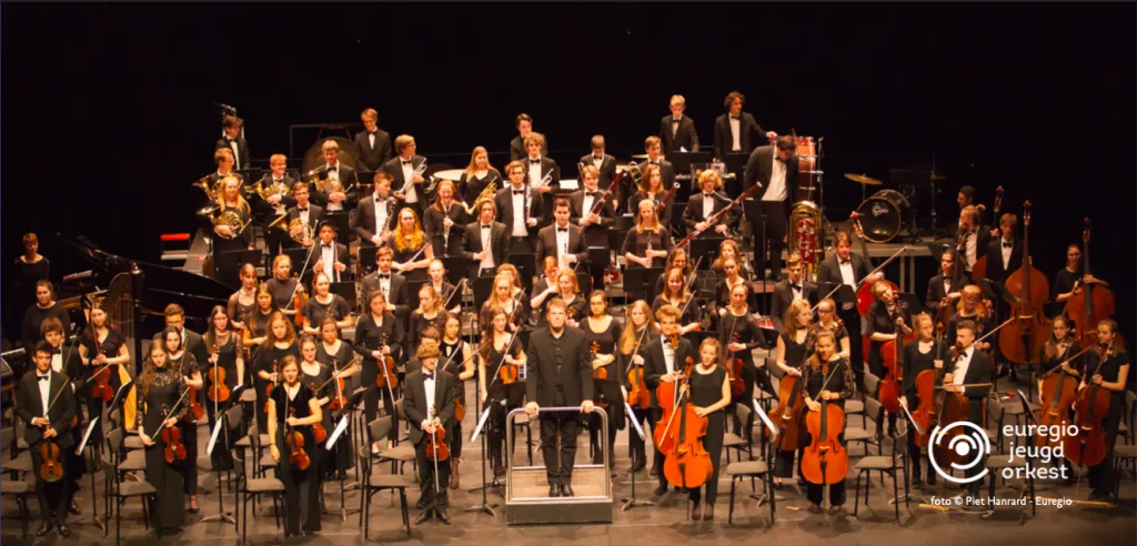 Het Euregio Jeugdorkest en de dirigent op het concertpodium